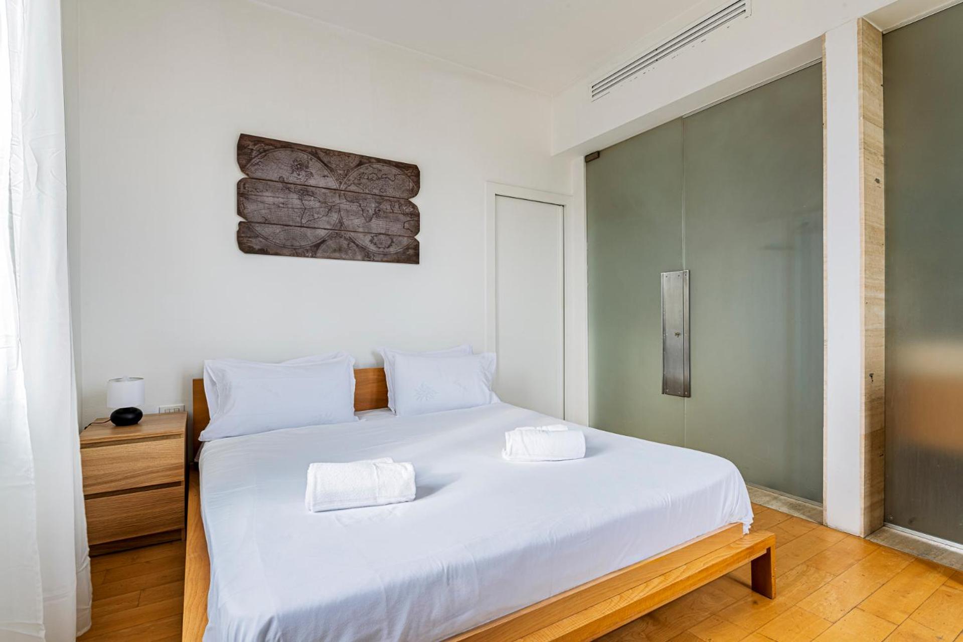 One Bedroom Apartment In Brera Милан Экстерьер фото